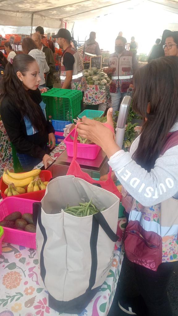 Direj_PCGAM's tweet photo. ✌️🥑 Del campo a tu hogar, sin intermediarios
“Campo a la Ciudad” estuvo en #TresEstrellas  y #NarcisoBassols , acercando frutas, legumbres, granos y quesos 🧀🍉 a precios accesibles.
🌱 El @GobCDMX conecta el campo con las familias.

#CapitalDeLaTransformación https://t.co/6pvISmrEsl