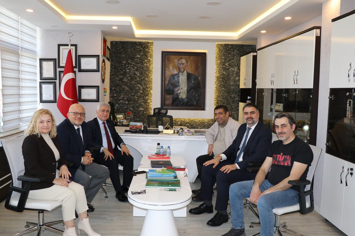 toprakgubresu_'s tweet photo. Ankara Üniversitesi Ziraat Fakültesi Dekanı Prof. Dr. Hasan Hüseyin ATAR, Enstitümüzü ziyaret etti. Gerçekleştirilen görüşmede teknik konular ve iş birliği imkanları ele alındı. Nazik ziyaretleri için kendilerine teşekkür ederiz. https://t.co/j8oSolxRWm