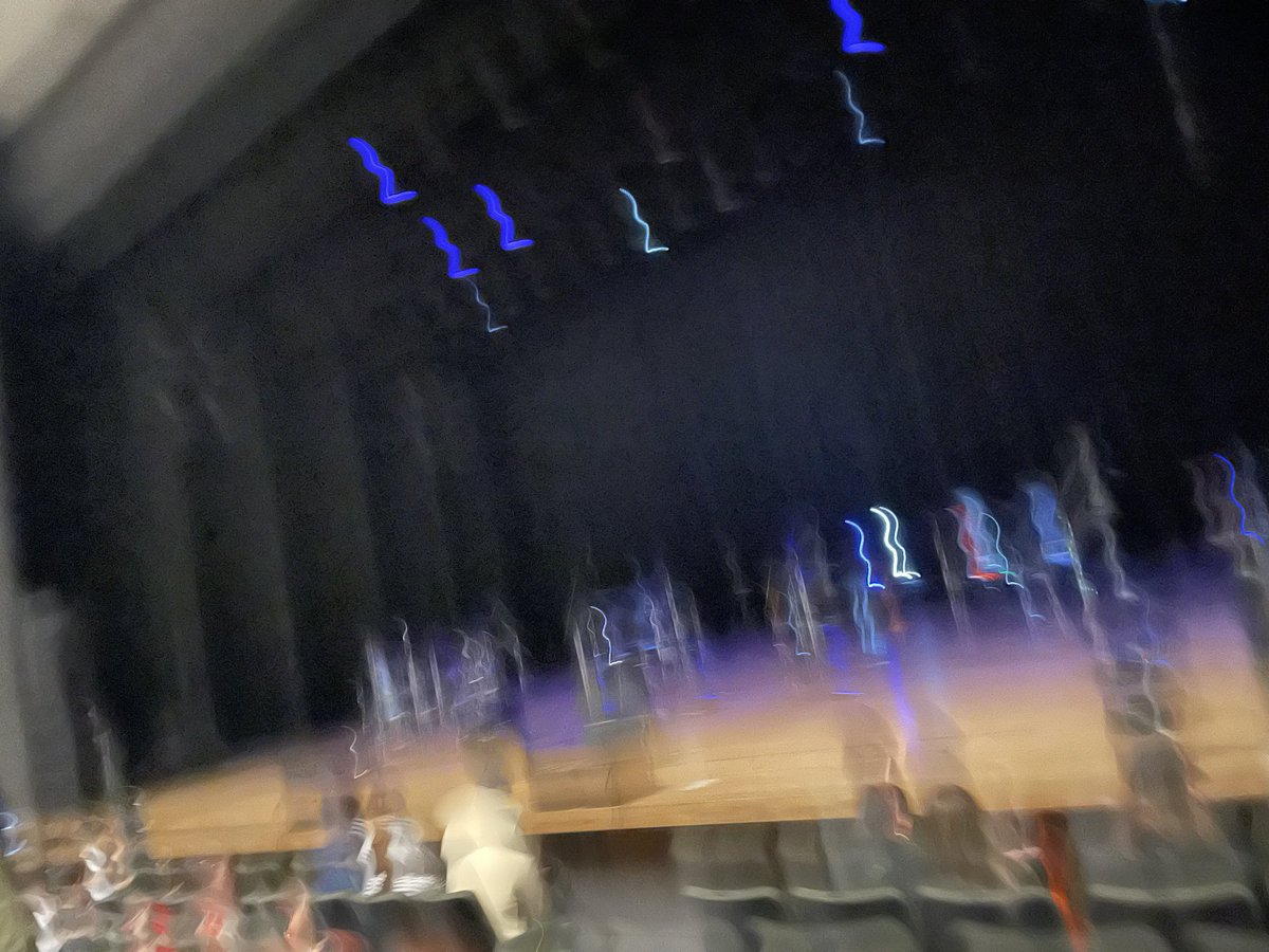 lelectier1211's tweet photo. カメラブレすぎ笑

クラシックやってるイメージのホール
立っていいの？って迷っている人が多かったような。。。

UAさんの歌声は最高
ずっと聴いていたい

演奏も最高
yahyelのライブが中止になって寂しかったから
大井さんのドラムを聴けたのも嬉しい🥁

#UA
#ua_30th
#NEWME https://t.co/hV1A1PA2ex