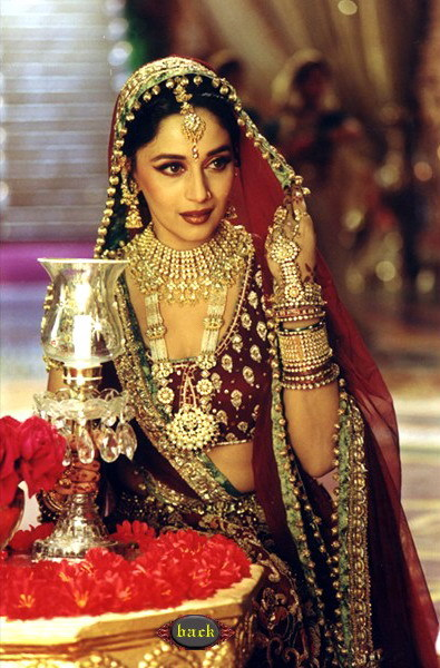 skillinabox's tweet photo. Did you know? 👀
For Devdas, Neeta Lulla created over 600+ costumes for Madhuri Dixit &amp; Aishwarya Rai Bachchan — with some lehengas weighing 30+ kg 😳💫
That’s not fashion… that’s royalty stitched in fabric 👑🧵

#BollywoodFashion #DidYouKnow #CostumeDesign https://t.co/Fb7U9tOMTU