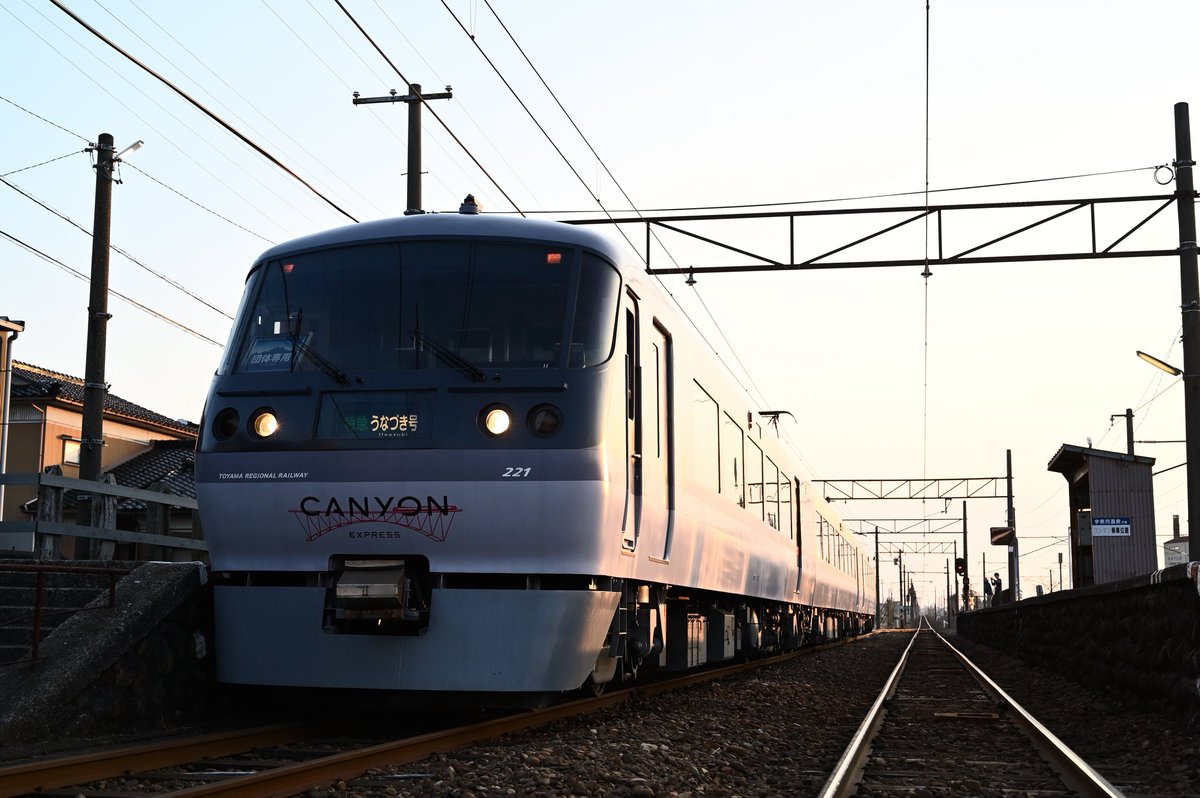 comet_rapid's tweet photo. 先日のキャニオンエキスプレス
夕日に照らされる急行灯付きうなづき号がとてもかっこよくて…！
#ちてつで夜行列車 https://t.co/CHH90EEqrF
