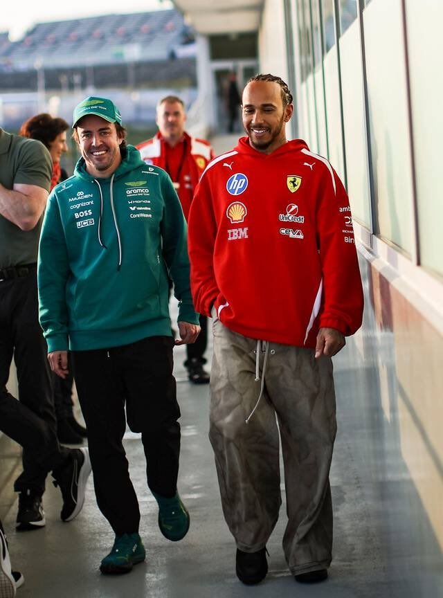 agustinms67's tweet photo. Estos 2 tarados han hecho las pases y han acordado que sus hijos disputen un mundial juntos

 Jesús Alonso Jiménez Díaz de Vivar y Mandela Hamilton Kardashian pelearan el mundial en Jaecoo-BYD F1 Team en 2046 https://t.co/RkOZK6mn3J