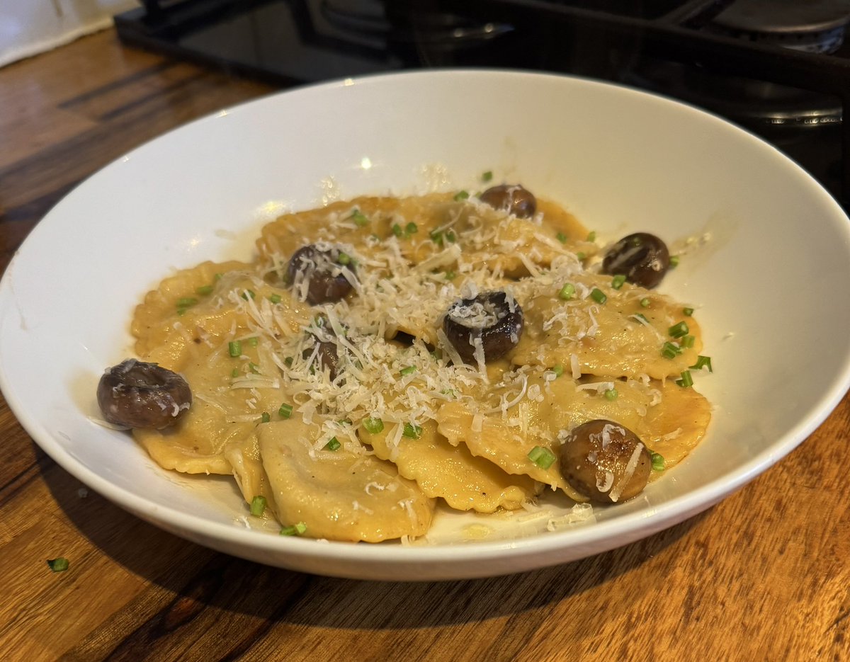 cookingphotos's tweet image. Porcini, baby mushrooms, goat cheese tarragon and garlic ravioli 
#Foodie #recipe #foodphotography