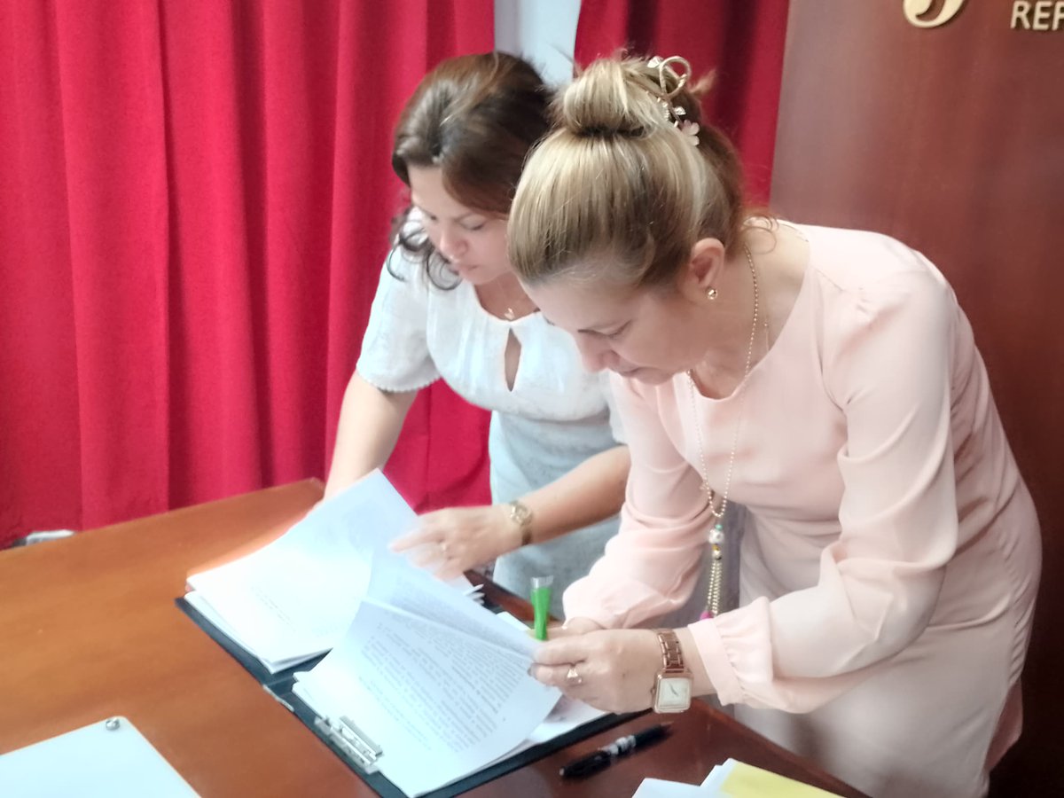 🌹🌿🇨🇺 #Hoy se desarrolló el acto de entrega y recepción del cargo de viceministra primera de Justicia en el <a href="/Minjus_Cuba/">Ministerio de Justicia de la República de Cuba</a> 

🌹La designación de <a href="/Yalietpr/">Yaliet Peña Rodríguez</a>  aseguró la continuidad de nuestras  políticas y el aporte de nuevas energías al liderazgo del

#MujeresEnRevolución 🌹🌿🇨🇺