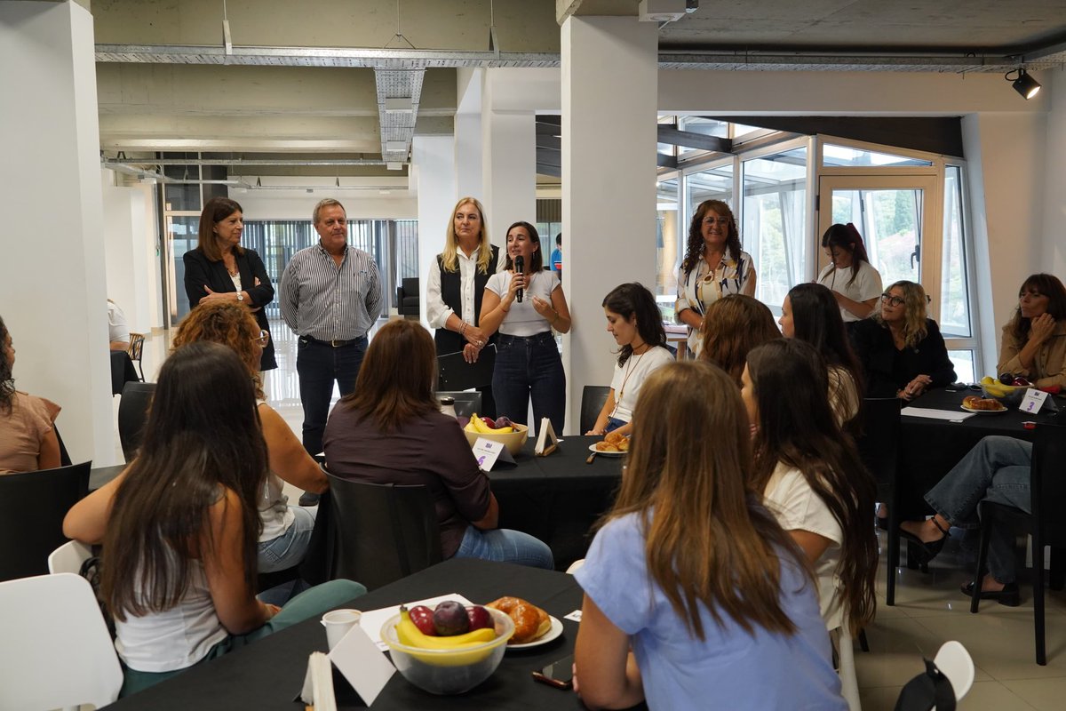 CamaraDipSF's tweet photo. Encuentro de trabajo junto a mujeres del Poder Legislativo y la Defensoría del Pueblo, en el marco de una iniciativa del ICAP y la Secretaría de Género de APEL.

Un espacio para compartir experiencias, reflexiones y desafíos en torno al 8M.

Escuchar, intercambiar y seguir construyendo en conjunto.