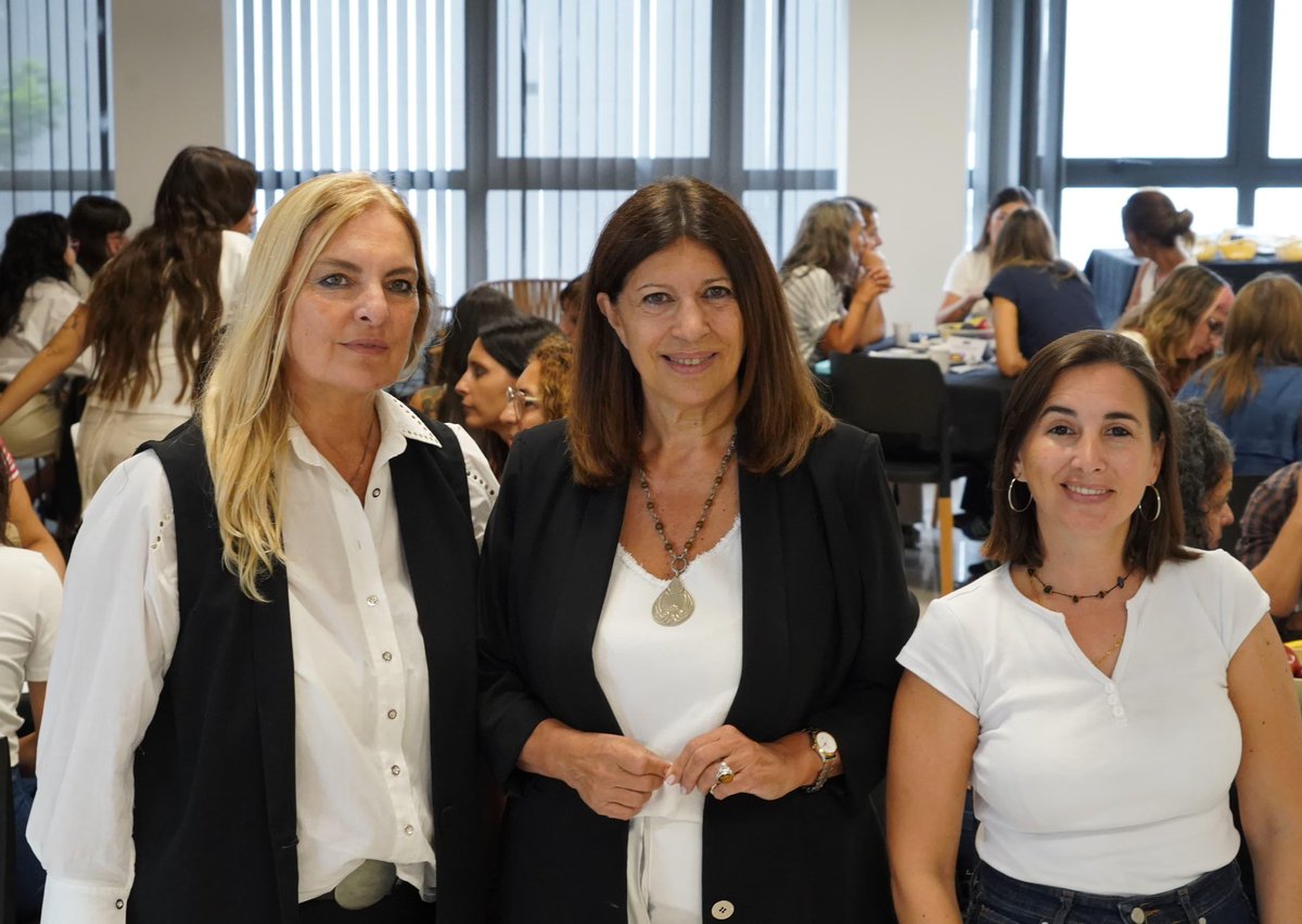 CamaraDipSF's tweet photo. Encuentro de trabajo junto a mujeres del Poder Legislativo y la Defensoría del Pueblo, en el marco de una iniciativa del ICAP y la Secretaría de Género de APEL.

Un espacio para compartir experiencias, reflexiones y desafíos en torno al 8M.

Escuchar, intercambiar y seguir construyendo en conjunto.
