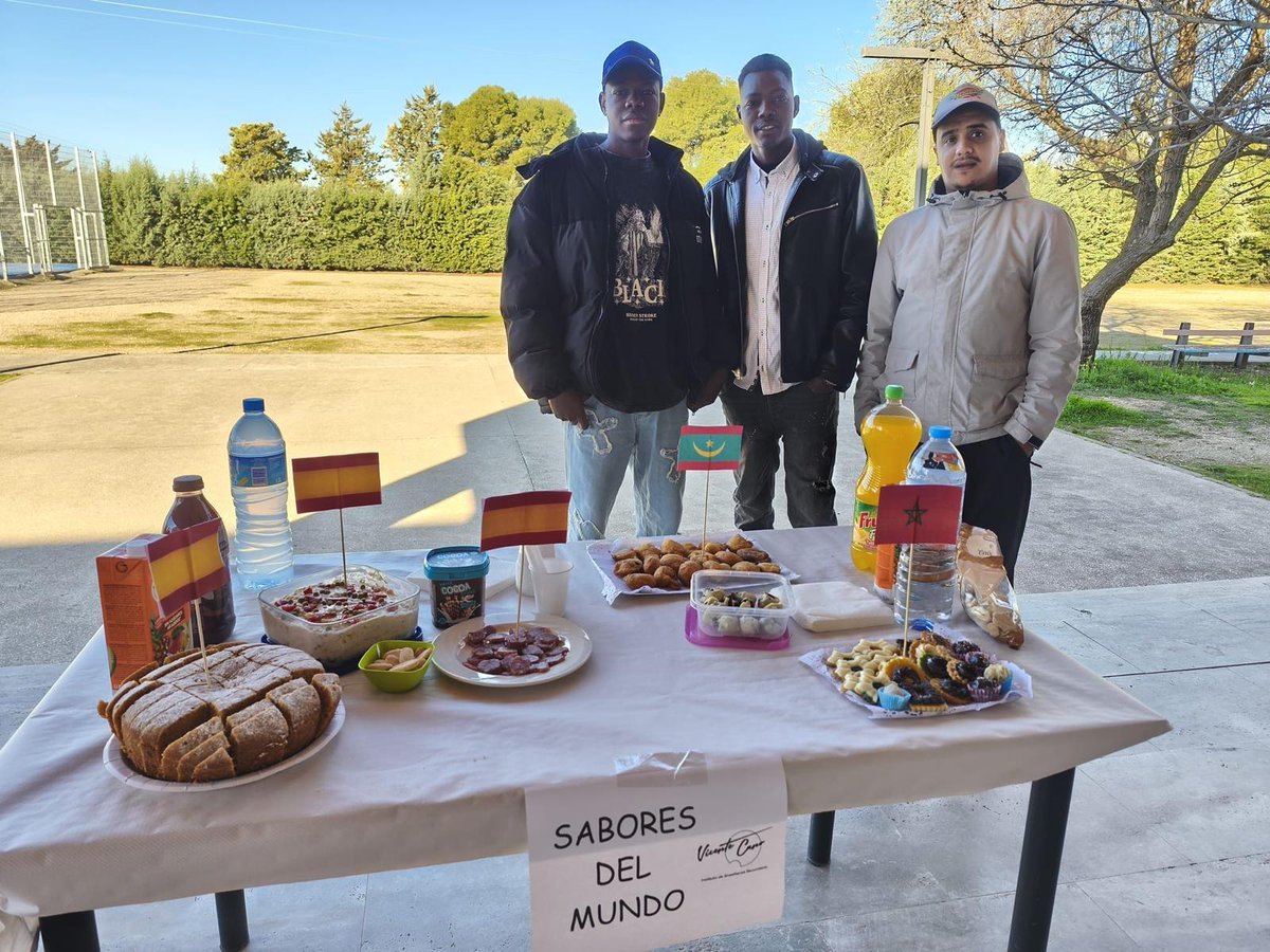 asoap2005's tweet photo. Esta mañana ha tenido lugar en el IES Vicente Cano el desayuno intercultural "Sabores del Mundo".
ASOAP ha concurrido con beñes, plato típico africano, presentado por tres de nuestros usuarios acompañados por Toñi y Marisa, voluntarias de la Asociación.
Una mañana estupenda https://t.co/QxbCpZx5vH
