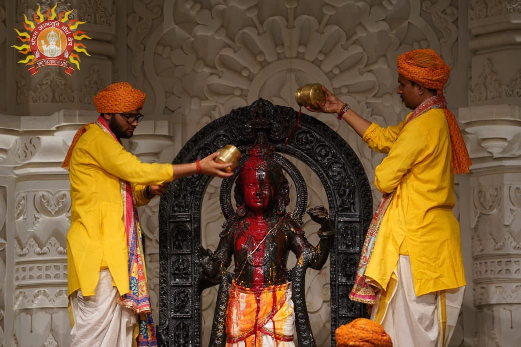 ShriRamTeerth's tweet photo. प्रभु श्री रामलला सरकार के पवित्र अभिषेक के भाव-विभोर कर देने वाले दर्शन

Soul-stirring darshan of the Divya abhishek of Prabhu Shri Ramlalla Sarkar https://t.co/k2V9JjfICw