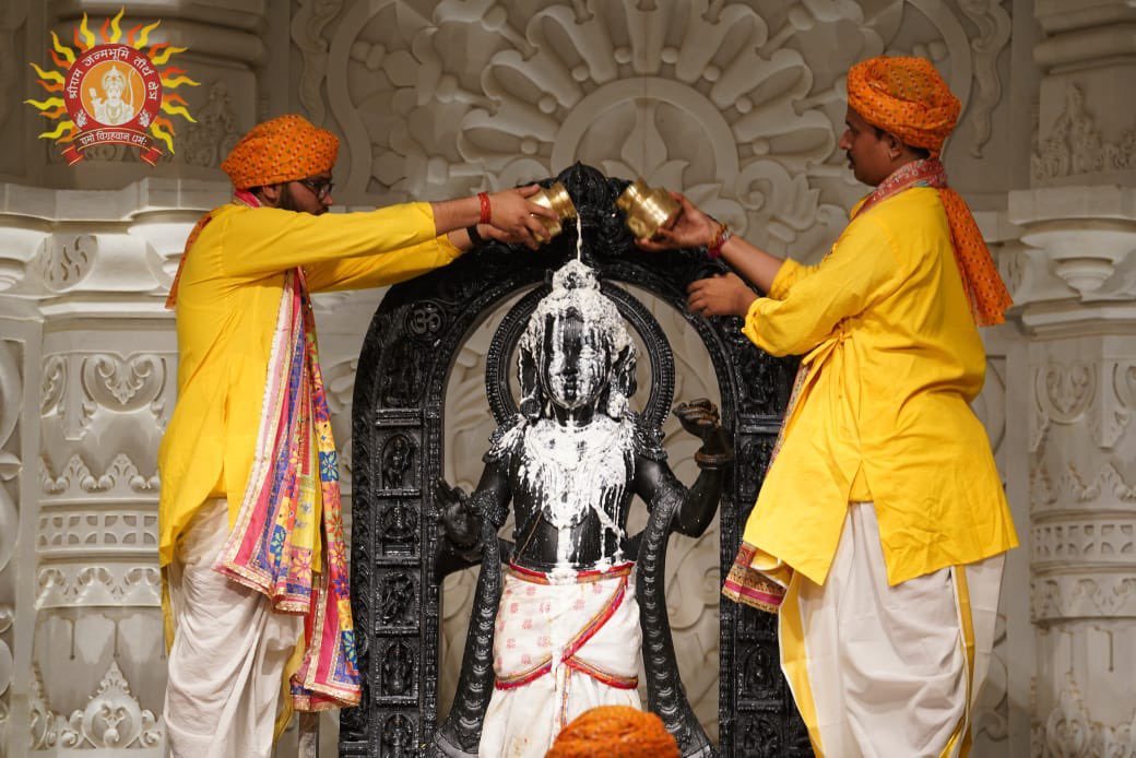 प्रभु श्री रामलला सरकार के पवित्र अभिषेक के भाव-विभोर कर देने वाले दर्शन

Soul-stirring darshan of the Divya abhishek of Prabhu Shri Ramlalla Sarkar