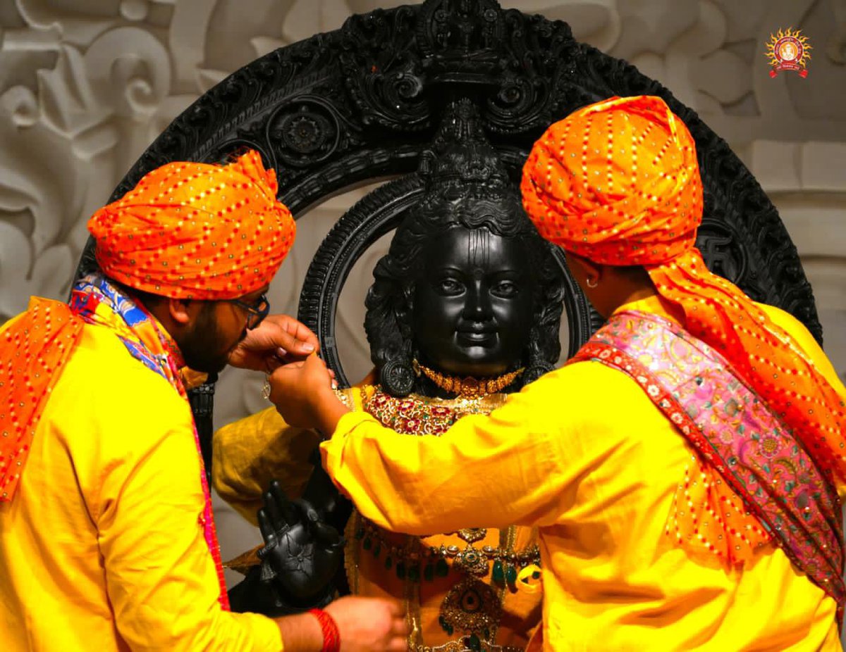ShriRamTeerth's tweet photo. प्रभु श्री रामलला सरकार के दिव्य श्रृंगार और वेशभूषा के मनमोहक एवं भाव-विभोर कर देने वाले दर्शन

Enchanting and deeply moving darshan of the divine adornment and attire of Prabhu Shri Ramlalla Sarkar https://t.co/zb6cndXB99