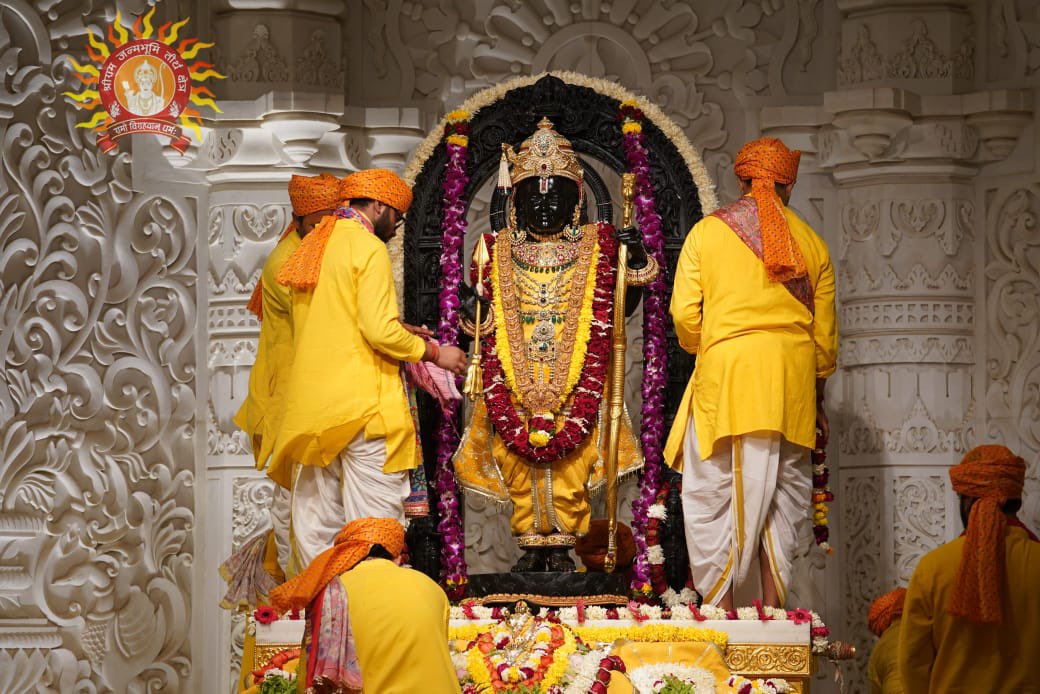 ShriRamTeerth's tweet photo. प्रभु श्री रामलला सरकार के दिव्य श्रृंगार और वेशभूषा के मनमोहक एवं भाव-विभोर कर देने वाले दर्शन

Enchanting and deeply moving darshan of the divine adornment and attire of Prabhu Shri Ramlalla Sarkar https://t.co/zb6cndXB99