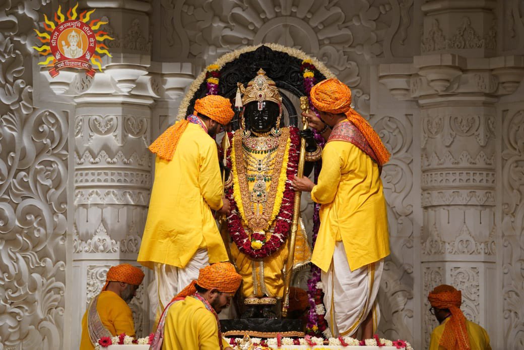 प्रभु श्री रामलला सरकार के दिव्य श्रृंगार और वेशभूषा के मनमोहक एवं भाव-विभोर कर देने वाले दर्शन

Enchanting and deeply moving darshan of the divine adornment and attire of Prabhu Shri Ramlalla Sarkar