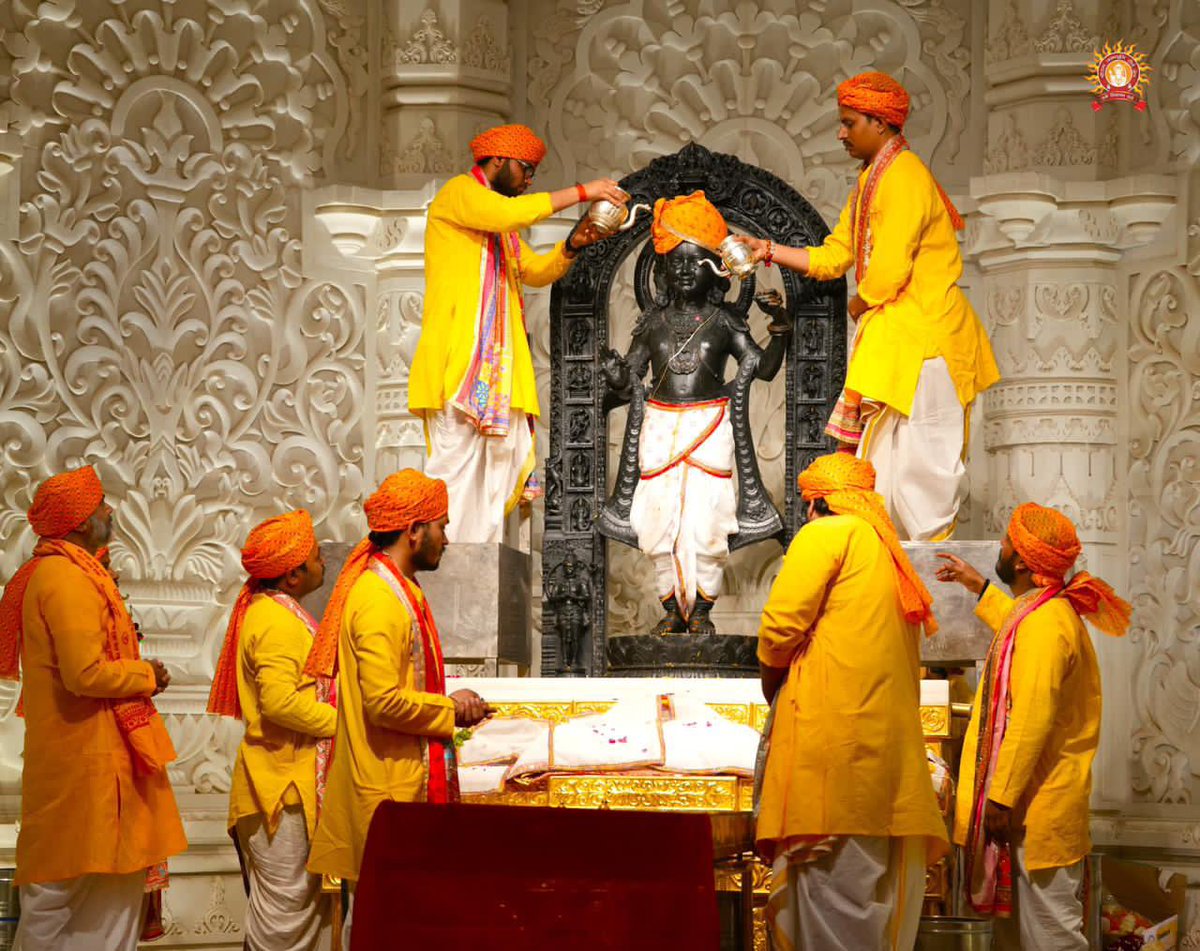 प्रभु श्री रामलला सरकार के दिव्य अभिषेक के हृदय आह्लादित करने वाले चित्र 

Heart-delighting images of the divine abhishek of Prabhu Shri Ramlalla Sarkar