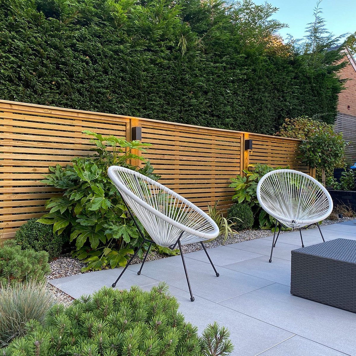 Jacksonsfencing's tweet image. A modern garden with clean lines and layered structure, beautifully framed by our Venetian fence panels.

With the added lighting, this garden can still be enjoyed during the darker winter evenings.

Credits to Creative Gardens and Driveways. 

#GardenDesign #ModernGarden