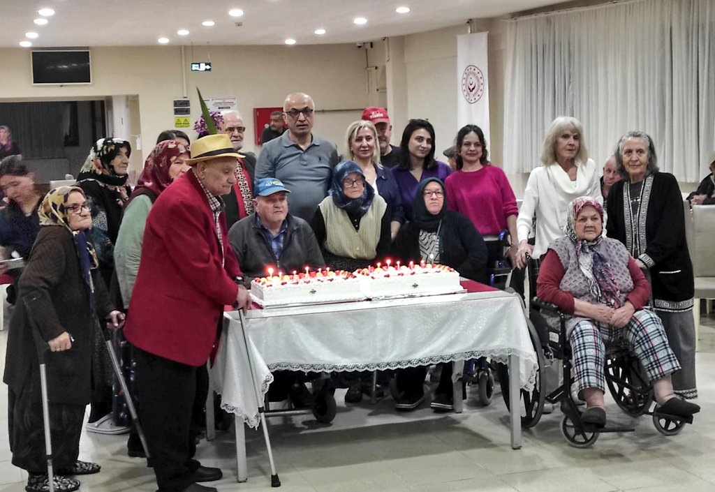 EdirneKYGM's tweet photo. Uzunköprü Yurdu öğrencileri "Tecrübeye Kulak Ver" projesi kapsamında Süleybe-Şefik Öztürk Huzurevini ziyaret ettiler. Gençlerimiz önce büyüklerimizin tecrübelerini dinledi ardından onlarla keyifli dakikalar geçirdiler. https://t.co/46uQdXwJI3