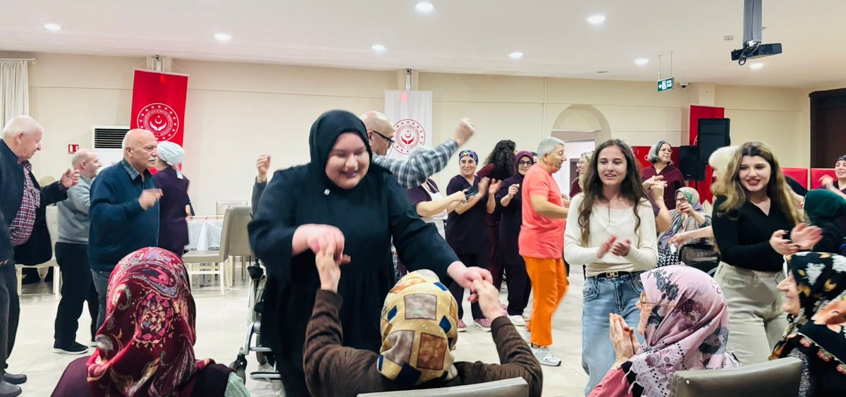 EdirneKYGM's tweet photo. Uzunköprü Yurdu öğrencileri "Tecrübeye Kulak Ver" projesi kapsamında Süleybe-Şefik Öztürk Huzurevini ziyaret ettiler. Gençlerimiz önce büyüklerimizin tecrübelerini dinledi ardından onlarla keyifli dakikalar geçirdiler. https://t.co/46uQdXwJI3