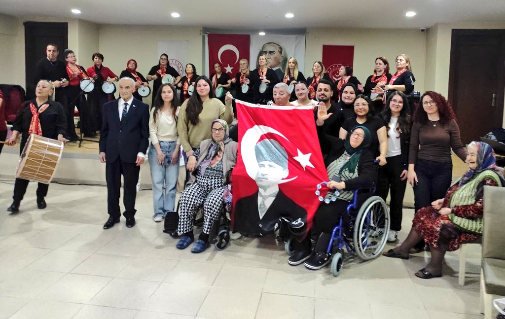 EdirneKYGM's tweet photo. Uzunköprü Yurdu öğrencileri "Tecrübeye Kulak Ver" projesi kapsamında Süleybe-Şefik Öztürk Huzurevini ziyaret ettiler. Gençlerimiz önce büyüklerimizin tecrübelerini dinledi ardından onlarla keyifli dakikalar geçirdiler. https://t.co/46uQdXwJI3