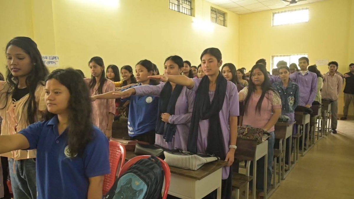 airnews_ghy's tweet image. উল্লেখযোগ্য যে সকলো শিক্ষাৰ্থীয়ে একত্ৰিত হৈ দেশৰ গণতন্ত্ৰ সুৰক্ষিত কৰাৰ স্বাৰ্থত নিৰপেক্ষ তথা স্বচ্ছভাৱে ভোটদান কৰিবলৈ শপত গ্ৰহণ (Pledge-taking) কৰে।

#RightToVote #PledgeTaking #VotingAwareness 
#AkashvaniPics: Bikash