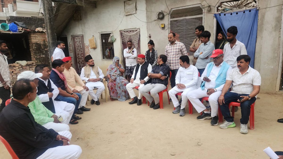 #शोकाकुल_परिवार_को_सहायता
जौनपुर शहर के मोहल्ला मियांपुर निवासी स्वर्गीय ललई यादव की होली के दिन कुछ अराजक तत्वों ने पीट पीट कर हत्या कर दिया था। माननीय राष्ट्रीय अध्यक्ष श्री अखिलेश यादव जी नें 2 लाख रूपया की सहायता भेजा। आज जिलाध्यक्ष श्री राकेश मौर्य जी विधायक मल्हनी श्री लकी