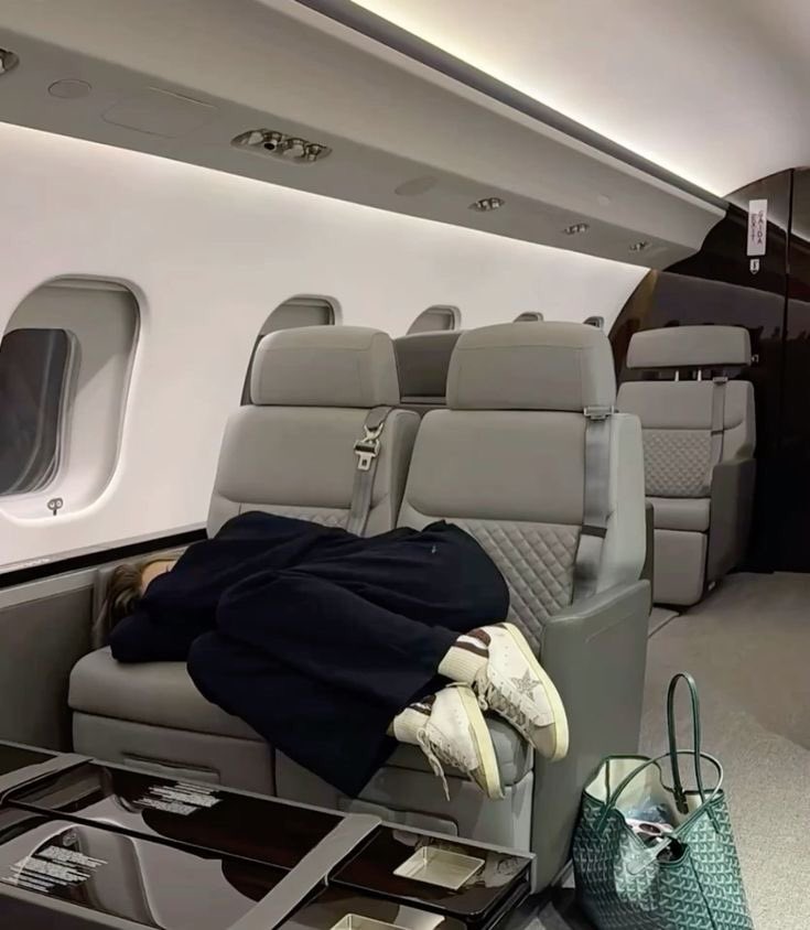 ️
Sopan sekali manusia satu ini.
Setelah take off langsung claim bednya😊
 ️