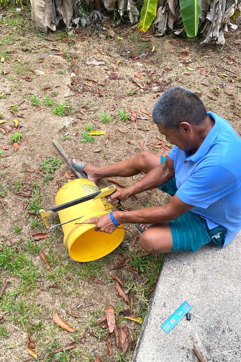 #PeaceCorps Volunteer Gabriella and Uncle Colin created a backyard gym using leftover cement mix, metal bars, and old buckets of varying sizes. 💪🏋️‍♀️
#PeaceCorpsGuyana #Service 🇬🇾
facebook.com/PeaceCorpsGuya…