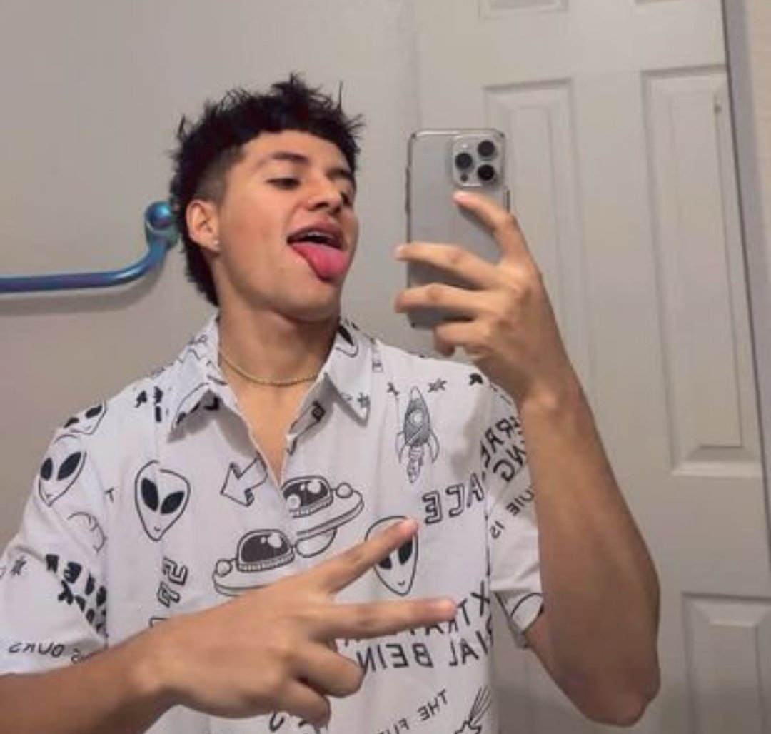 the eyes 🧙🏻‍♀️💄🏰 tweet media