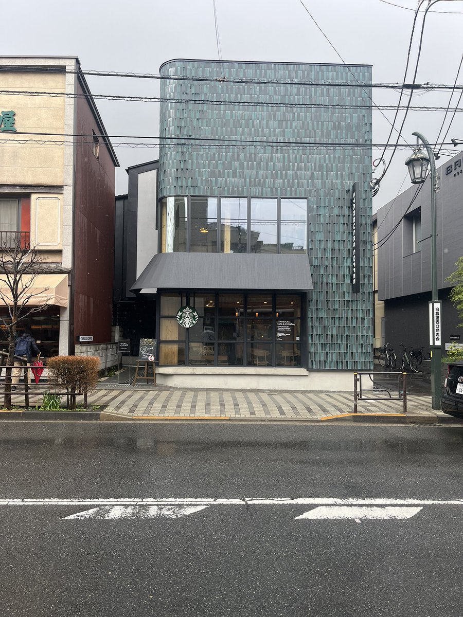 POPAP_JP's tweet photo. 谷中に3/28(土)新たなスタバがオープン！
「藝と珈琲の交差点」をコンセプトに、スターバックス カフェ &amp; アートギャラリーとして店舗を構えます！

店舗内外の建築や空間のこだわりなど、詳しくはリンクをタップ！⬇️
https://t.co/anAFB1eugC https://t.co/u1JLXQgw2m