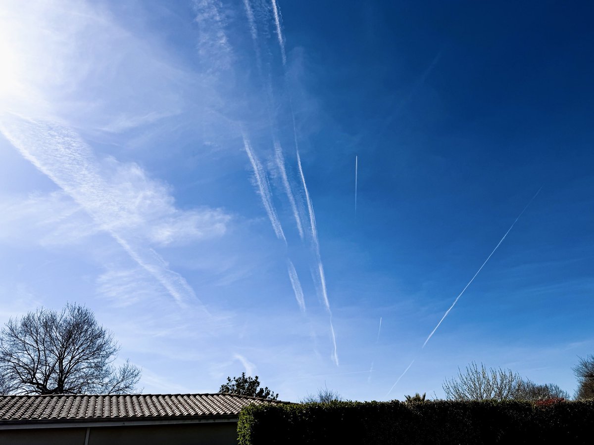 Ce matin chez moi 11h00 toujours ouest Bordeaux, route de Cap Ferret. Photo intéressante. Toutes les phases des chemtrails ou l’on voit  bien la diffusion des traînées persistantes. Au milieu un vol commercial avec son contrail
