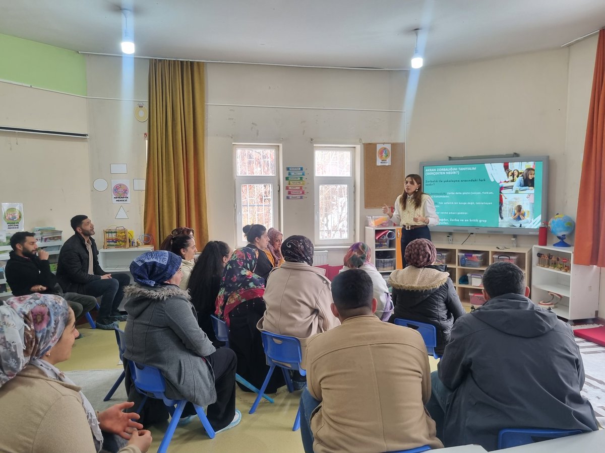RamHakkari's tweet photo. 📚Bugün Berçelan Anaokulunda velilere yönelik "Akran Nezaketi" semineri verildi. 

@MebOrgm @Hakkari_MEM @nrtttin_ylmz https://t.co/7bEgcJY9Xf
