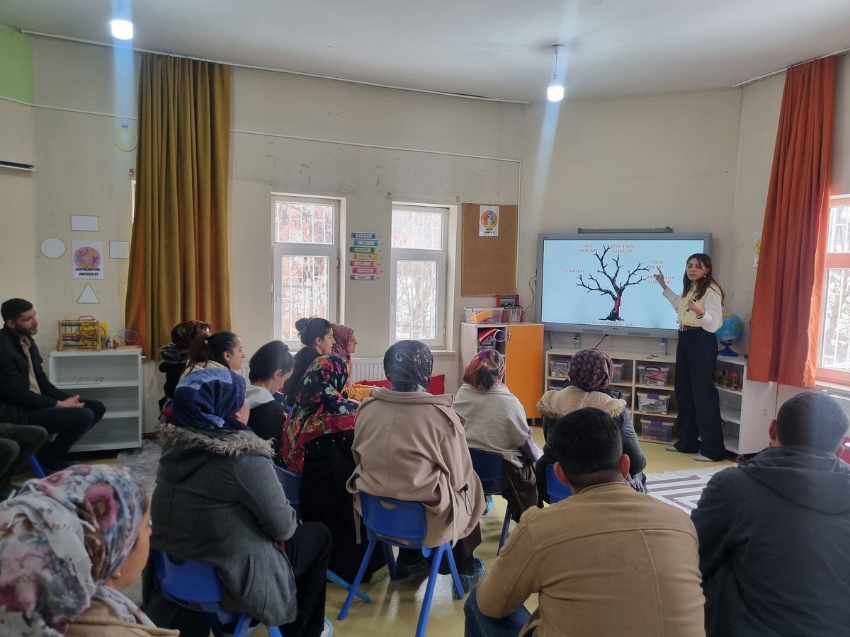 RamHakkari's tweet photo. 📚Bugün Berçelan Anaokulunda velilere yönelik "Akran Nezaketi" semineri verildi. 

@MebOrgm @Hakkari_MEM @nrtttin_ylmz https://t.co/7bEgcJY9Xf