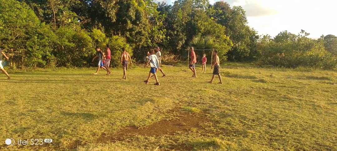 IrovisG89303's tweet photo. En cupey se respira futbol con la alegría que caracteriza a su pobladores y la guia del profesor de recreación el licenciado Vilmar Terrero https://t.co/e5OIyaF333
