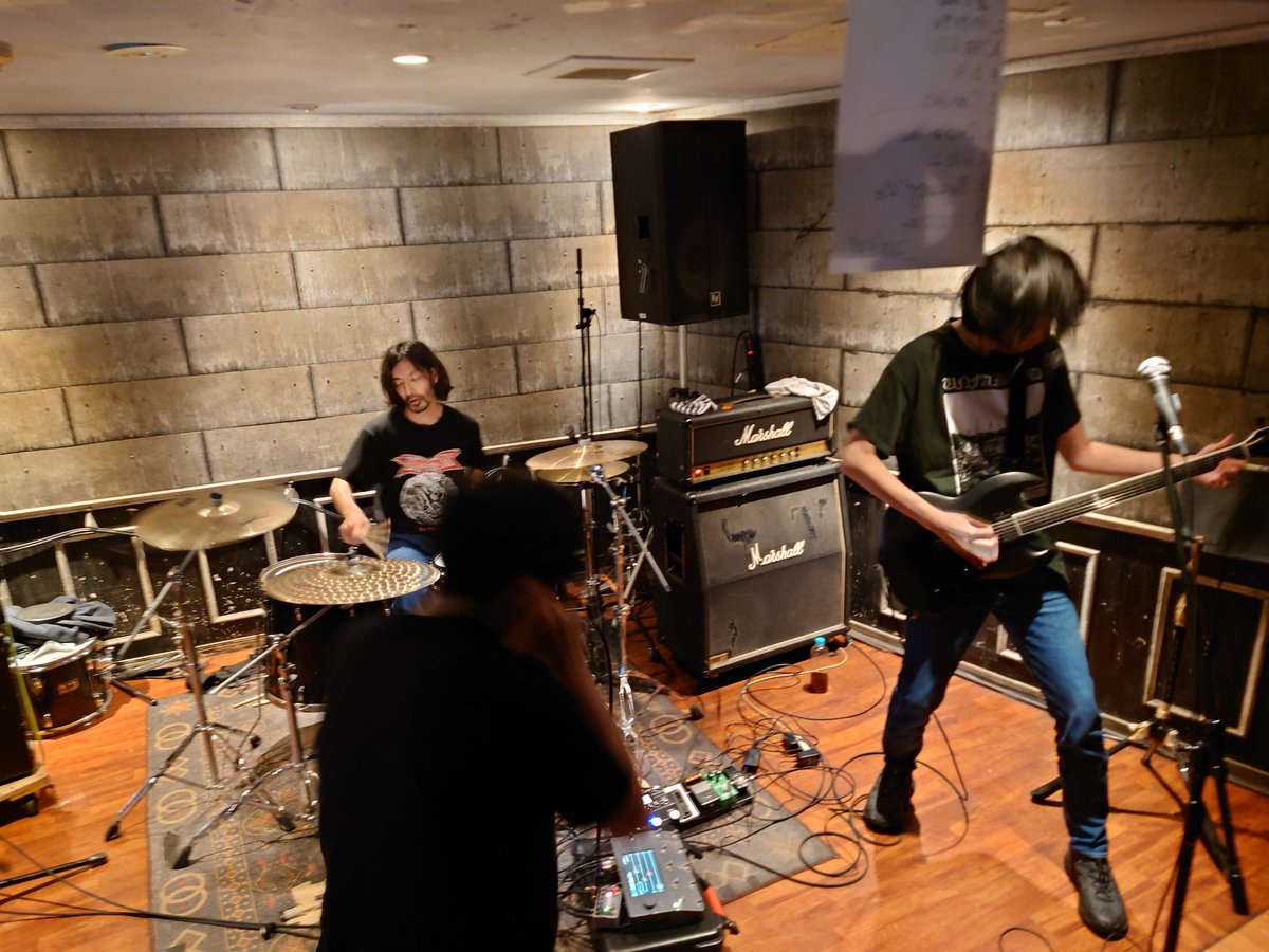 今日のBURSTYOURNOISE第53回雨の中来てくれたお客さん、PITBARの皆さんありがとうございました！素晴らしいライブで良い日にしてくれたUNFAIR GOD、SKELETON BONES、DANCE WITH ME全バンドに感謝です🥁

DAYBREAK一同