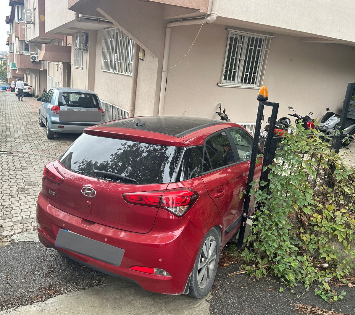 ecesuokay's tweet photo. bu ben, bu da arabayı park ederken gözden kaçırdığım direk https://t.co/wll03B59UL