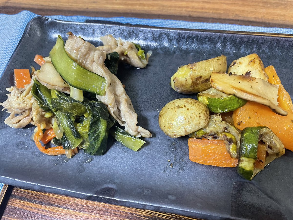 Tomo_Mrk3B01's tweet image. Ugh. It’s been swamped with work since Monday this week. However, I finally get to this happy Friday night through tough tasks🫠
No energy for cooking new dishes, yet these reheated leftovers are enough for me tonight😋
#cookingathome 
#おうちごはん 
#twinglish 
#Twitter家庭料理