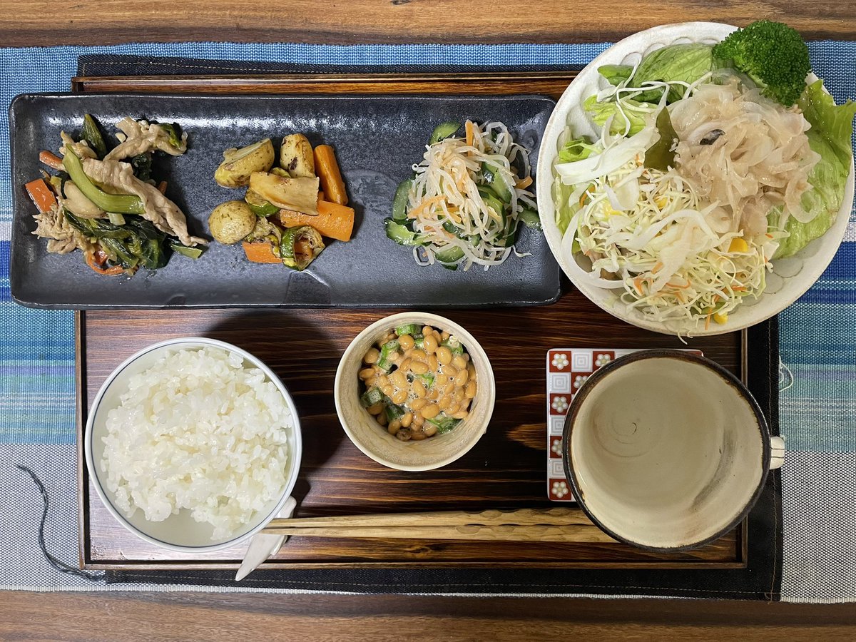 Tomo_Mrk3B01's tweet image. Ugh. It’s been swamped with work since Monday this week. However, I finally get to this happy Friday night through tough tasks🫠
No energy for cooking new dishes, yet these reheated leftovers are enough for me tonight😋
#cookingathome 
#おうちごはん 
#twinglish 
#Twitter家庭料理
