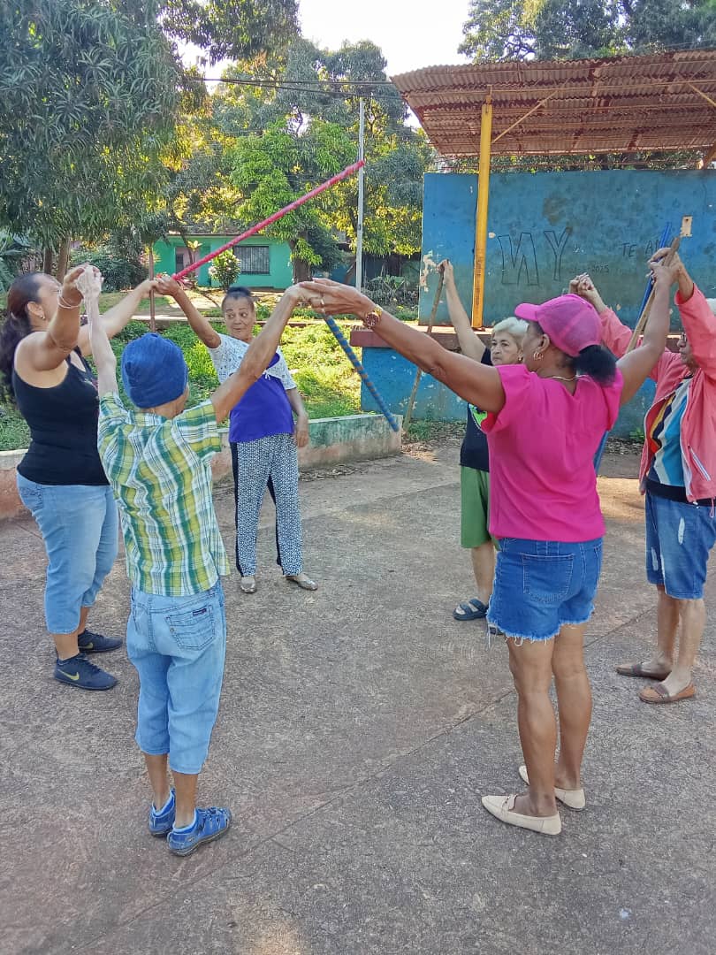 IrovisG89303's tweet photo. El trabajo con el adulto mayor es prioridad para la profesora de cultura física del combinado deportivo número 3 Edmundo Romero López en moa la licenciada Yaneisi Gomes García https://t.co/gSVWrLfsCM
