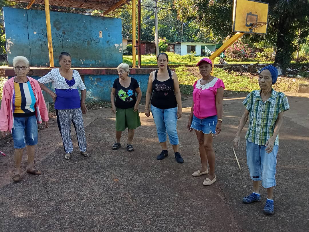 IrovisG89303's tweet photo. El trabajo con el adulto mayor es prioridad para la profesora de cultura física del combinado deportivo número 3 Edmundo Romero López en moa la licenciada Yaneisi Gomes García https://t.co/gSVWrLfsCM