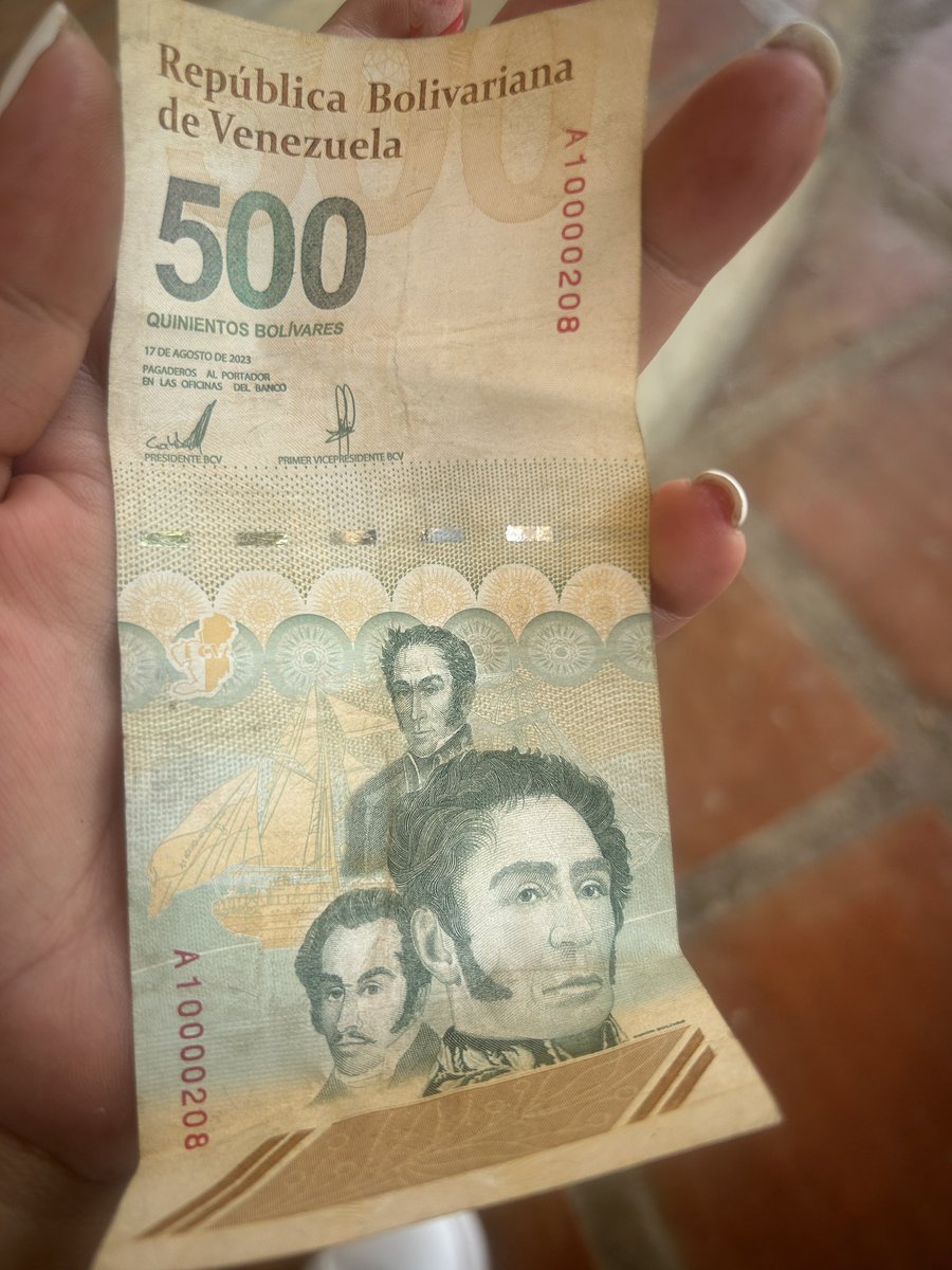 Con el valor de este billete, el Estado venezolano paga a cuatro pensionados mensualmente. Con uno de esos, también pago el Bono de Semana Santa a 40 docentes.

Un dólar en el Banco Central tiene un valor aproximado de 550 bs.

Con 550 bs te compras una manzana.

Fin.