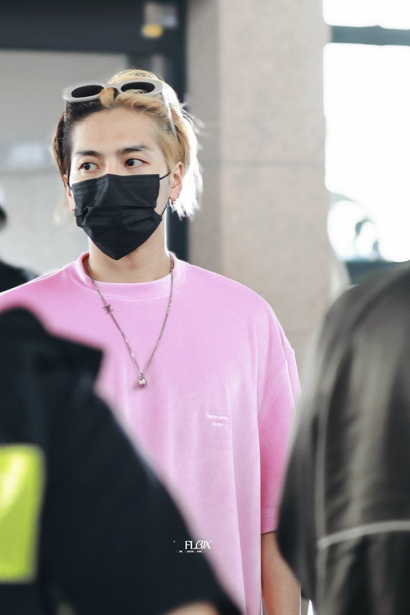 FL3X852- tweet media