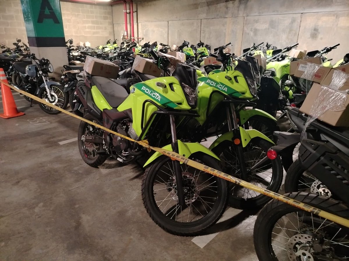 SamirBedoya's tweet photo. Anoche un robo violento de vehículo volvió a evidenciar la inseguridad en Bogotá. Mientras los delincuentes actúan con rapidez, más de 300 motos de la Policía siguen guardadas por trámites. La seguridad no puede quedarse en papeles. Bogotá necesita presencia real y control del territorio.