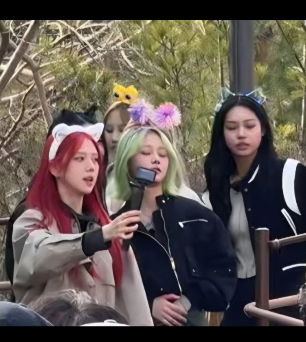 unchildbr_'s tweet photo. Que lindas elas de cabelo colorido 🥹💗
O texto em coreano diz "Alguém sabe quem são essas pessoas?!!!" 
#unchild #highupbaby #highupngg #Kpop #nahaeun #parkyeeun #byunseoyoung #leejimin #ako #kitte https://t.co/FsVi7dKVtp