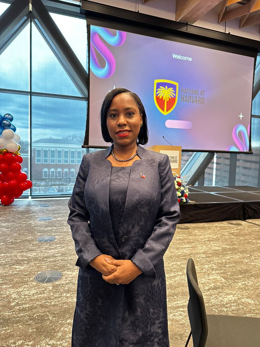papposthaiti's tweet photo. Devant les Haïtiens de Harvard, la consule Vanessa Charles a été directe : la diaspora haïtienne n'est pas qu'une machine à envoyer des devises. C'est un réseau mondial de talents, de compétences et d'influence.

« Le problème d'Haïti n'est pas le manque de talent. C'est l'absence de systèmes capables de le faire fructifier », a-t-elle déclaré.

Médecins, entrepreneurs, chercheurs, étudiants, les Haïtiens excellent partout dans le monde. Il reste, selon elle, à convertir ce potentiel en impact concret au pays.

1804 comme boussole. Innover, collaborer, construire. Maintenant. Voilà son appel. #PAPPOST #Haiti