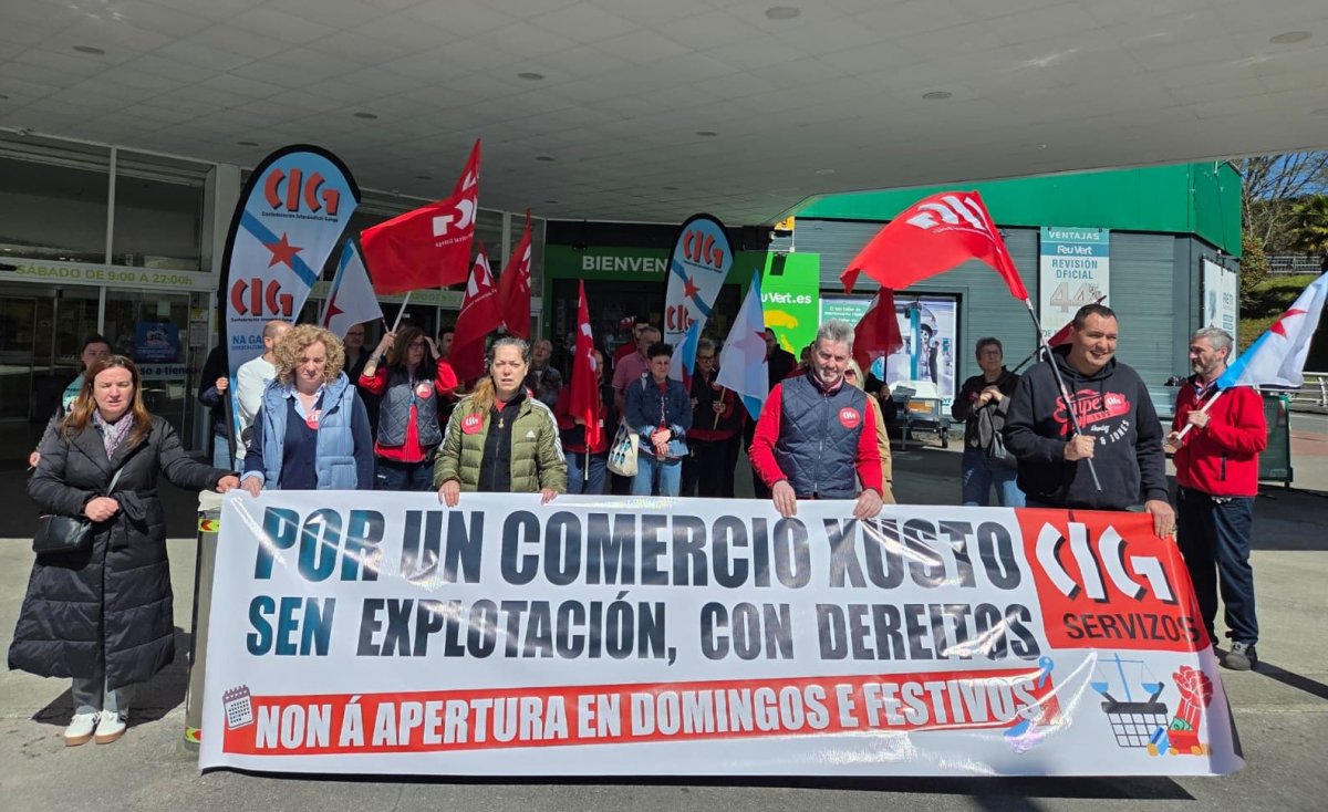 galizaCIG's tweet image. 📢Novas protestas contra a precariedade, a falta de persoal e a sobrecarga de traballo nos grandes almacéns  

👉A CIG mobilizouse este mediodía diante de #Alcampo, #IKEA e #Carrefour na #Coruña, #Vigo, #Santiago, #Lugo, #Vilagarcía e #Ferrol  

ℹ️ i.gal/mG565