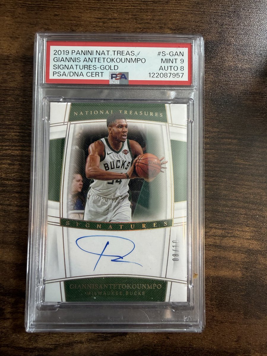 AntRome3's tweet photo. @senortilt You don’t see many signed Giannis! https://t.co/mLMFgsd2fw