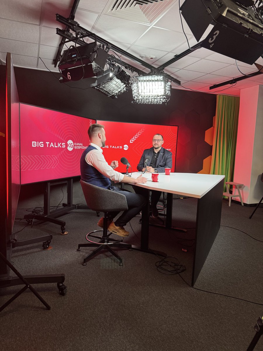 Mardoniusz's tweet image. Jeżeli myśleliście, że w dniu debiutu mamy wolne to informuję, że razem z @jj_kowalewski smażymy dla was kolejny ciekawy materiał 😉

#LoveMyJob #IR #PR #Space #GPW #Debiut #Praca #Podcast #NieMaObijania