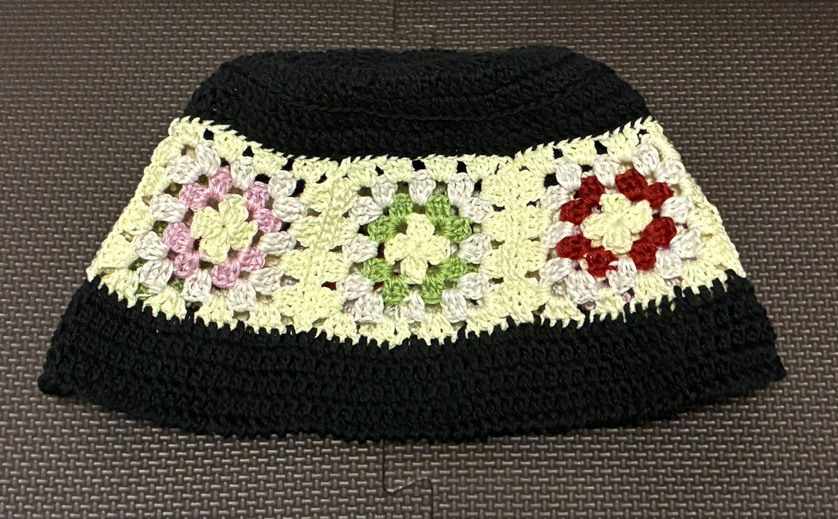 pshppar's tweet photo. バケットハット編んだ！
大好きな伝説の派生アイドルカラーのお花💕 https://t.co/jI85lyd1ff