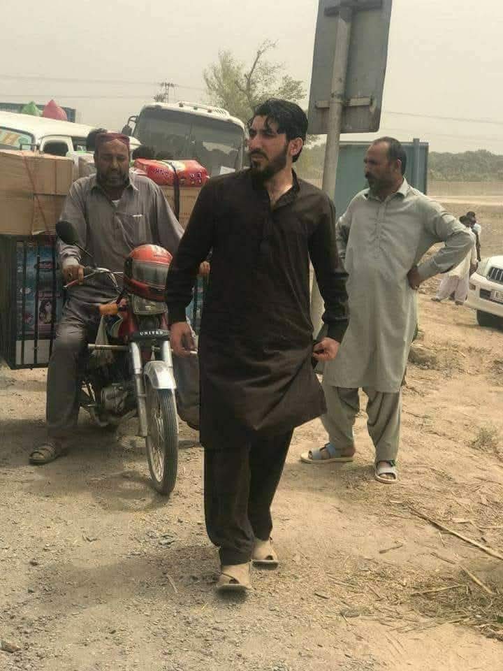 منزل لرې لاره ورانه ته هم ستړې زه هم ستړې
ملنګ مشر😢