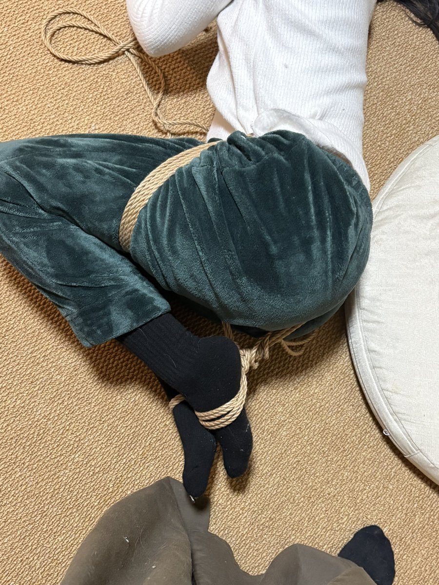 silver_shibari's tweet photo. 玩绳记录
在家里研究塌腰跪爬的绑法
两只脚单独绑可动范围会更大些
一起绑的话好看，但是爬起来就��辛苦了 https://t.co/s0cKkmd4L0