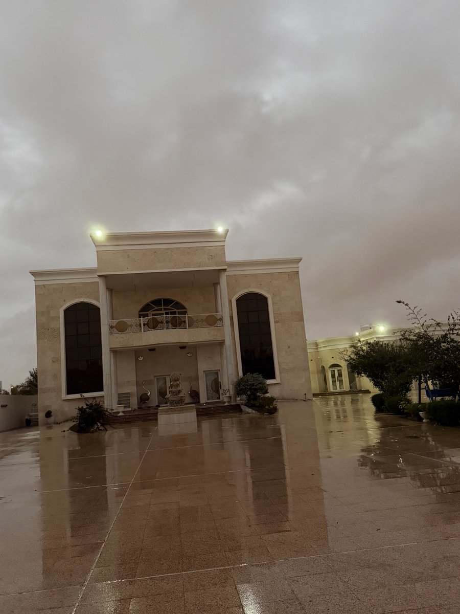ماشاء الله الاجواء للحين روعه تباركتو المطر 🌧️