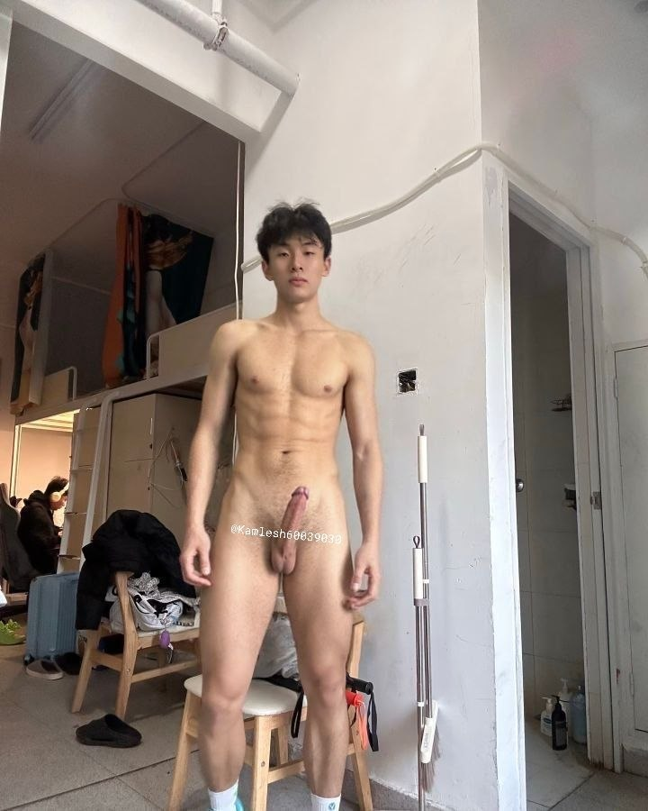 Kamlesh60039030's tweet photo. 室友还在后面玩游戏，我却脱光了再后边发骚🥵🥵希望不要被室友发现😂😂体育生现在还有市场嘛，体育生伪s在线找0线下玩 https://t.co/PkKi2okW8S